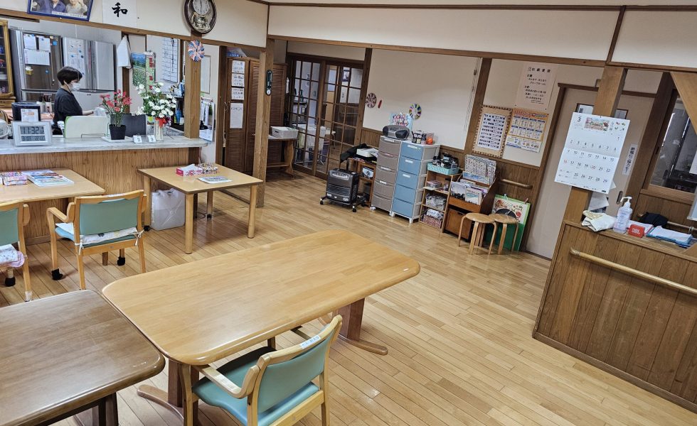 鳩友園の食堂（テーブルと椅子、カウンター）